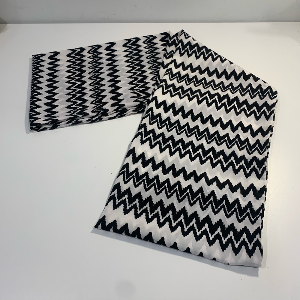 Coco + Carmen Infinity Scarf Black and White Zigzag Geometric New With Tags